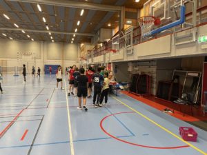 Trivelig og aktiv sommeravslutning i hallen i går